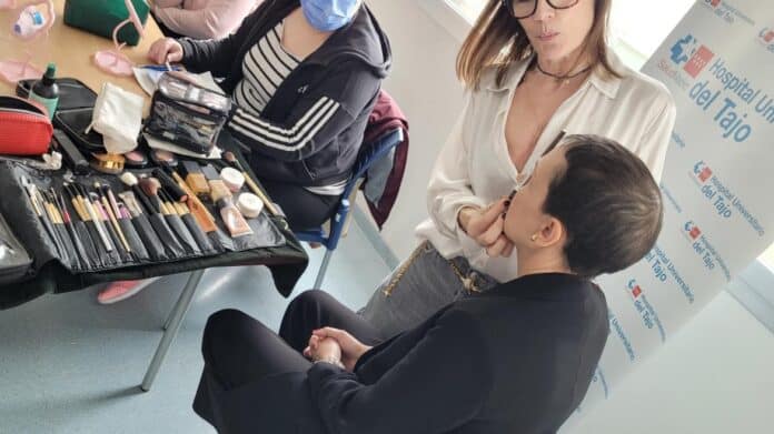 Una paciente participa en un taller de maquillaje en un curso