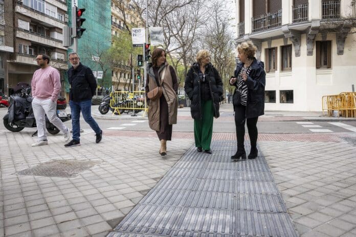 García Romero visita la calle Ortega y Gasset tras la renovación de las aceras