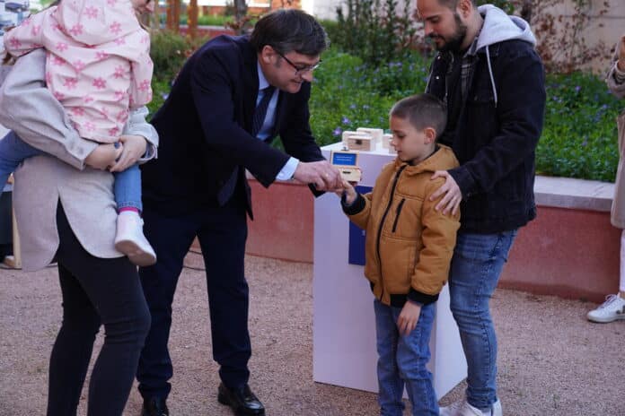 El delegado de Políticas de Vivienda, Álvaro González, durante la entrega de llaves a las primeras familias que disfrutarán de sus pisos de alquiler asequible en la promoción Cañaveral 3