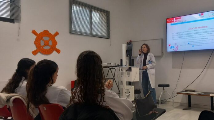 Una profesional del centro explica a las alumnas la actividad en Atención Primaria