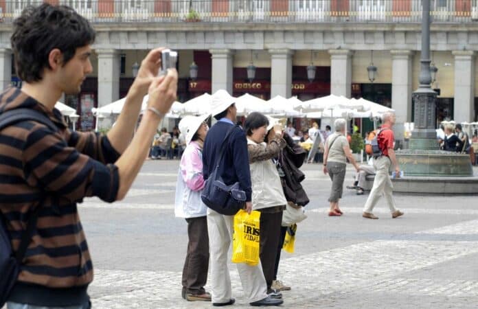 un turista en la Plaza Mayorde Madrid. Madrid refuerza su posicionamiento como destino internacional en febrero de 2025.