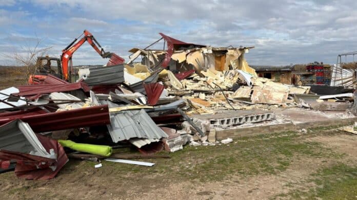 Imagen del derribo de nueve viviendas ilegales en la Vega del Tajuña 