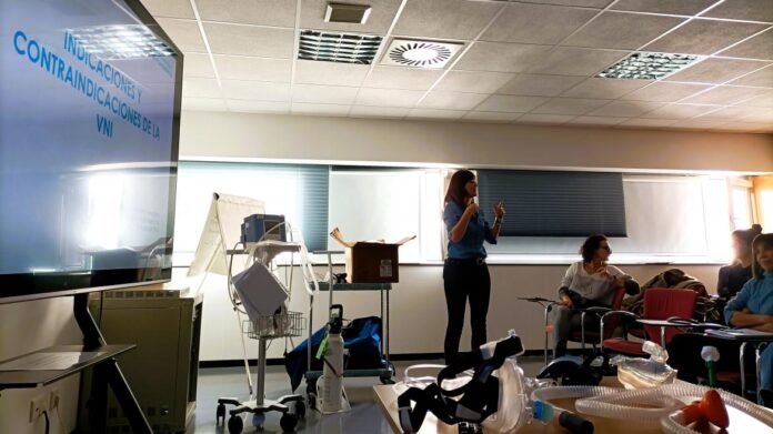 Personas en un aula durante un curso sanitario