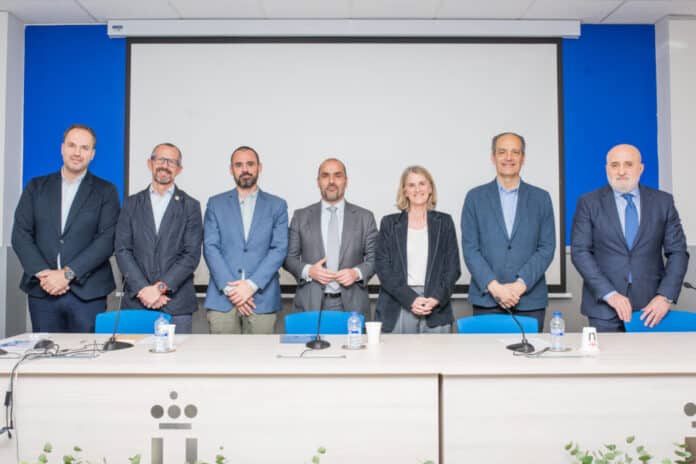 Foto familia durante la presentación del programa.