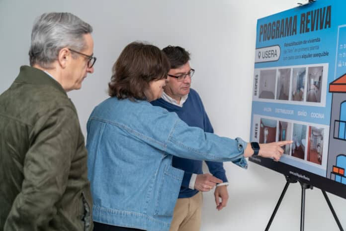 El delegado de Políticas de Vivienda y presidente de EMVS Madrid, Álvaro González, en la visita a una de las viviendas del Programa ReViVa