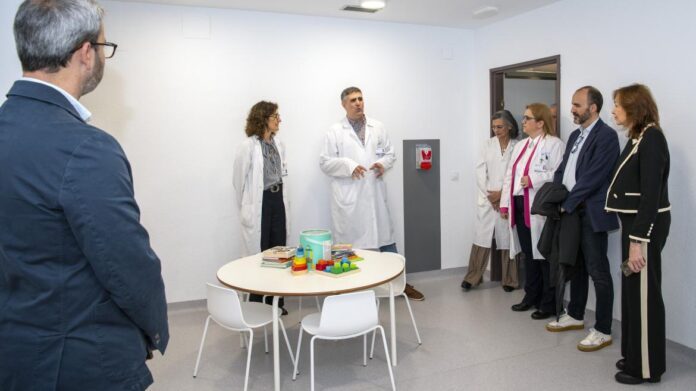 Autoridades en la visita