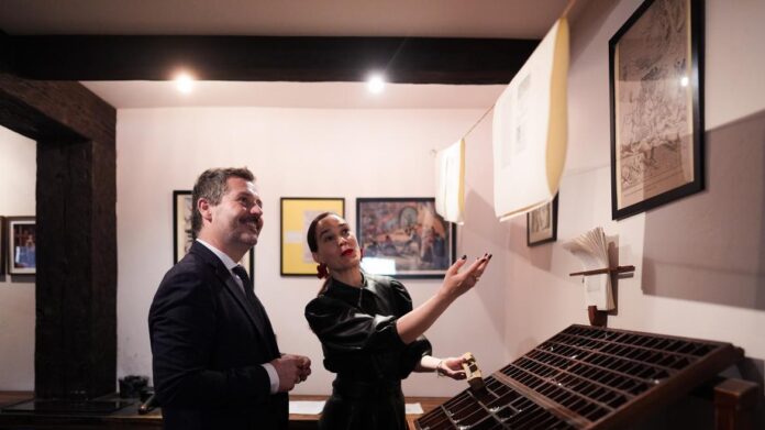 El consejero Mariano de Paco presenta un proyecto junto con la Sociedad Cervantina