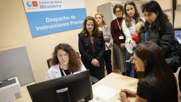 La consejera Fátima Matute durante su visita al Centro de Salud Mirasierra