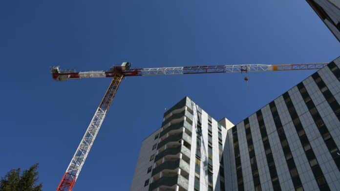 En el inicio de las obras ya se ha instalado una grúa