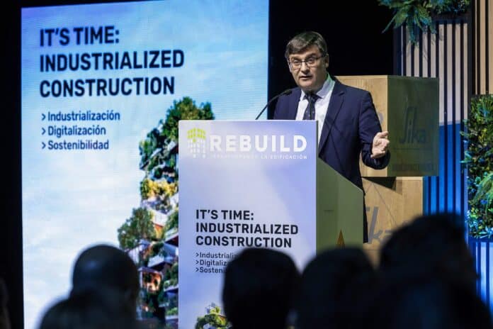 El delegado de Políticas de Vivienda, Álvaro González, en la inauguración de REBUILD 2025
