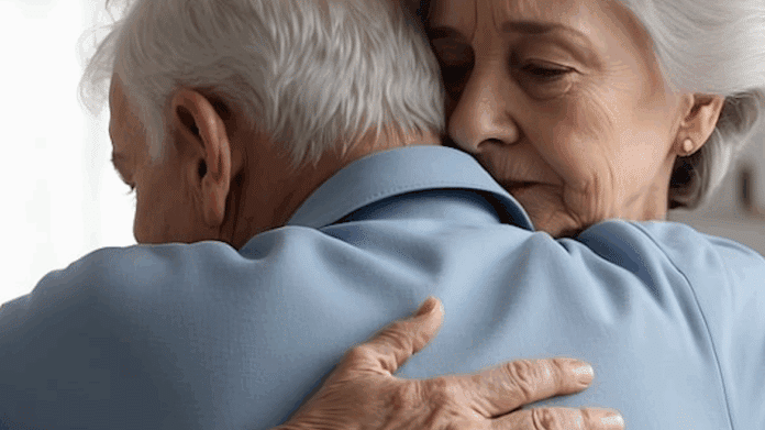 Imagen de dos personas abrazándose