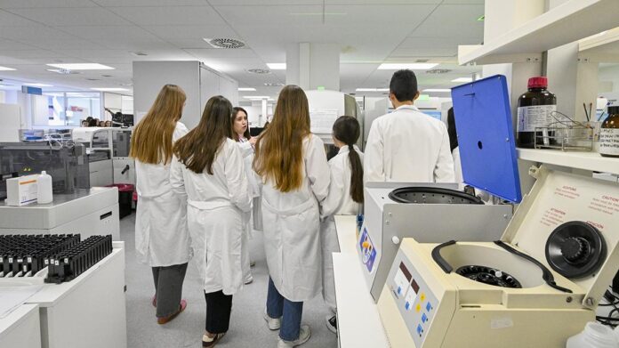 Cuatro estudiantes acuden a un laboratorio donde atienden una explicación