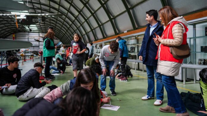 Emilio Viciana, con los niños participantes en las finales de la III Competición STEM 