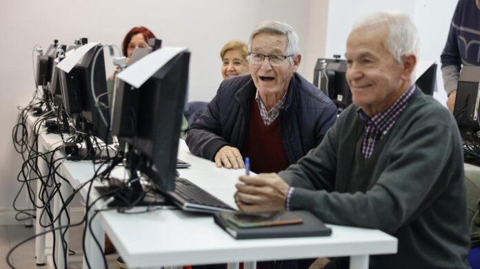 Personas en un curso de capacitación digital