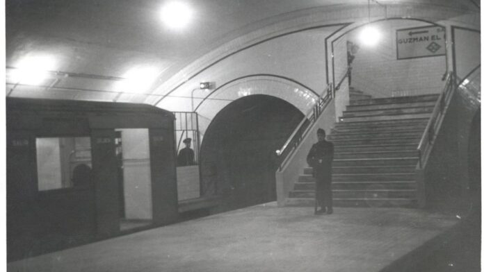 Imágenes del libro de la historia de las 42 primeras estaciones de Metro