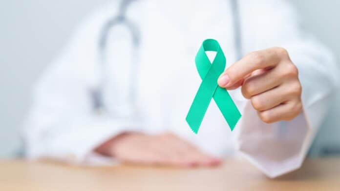 Médico llevando la Cinta Teal para el mes de Concienciación sobre el Cáncer Cérvico