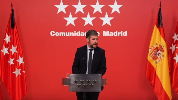 El portavoz regional Miguel Ángel García Martín atiende a los medios de comunicación