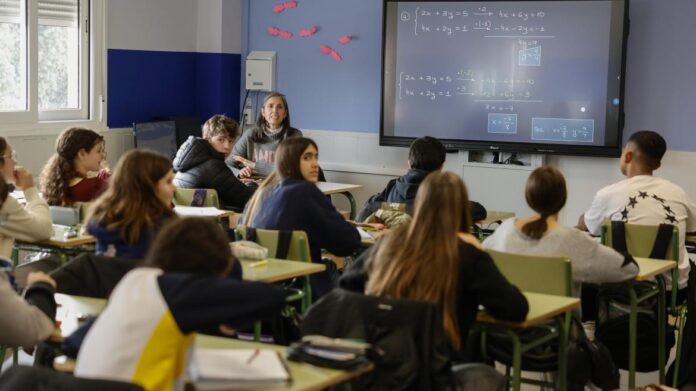 Profesora dando clase en un aula