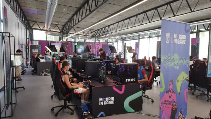 Imagen de archivo. Usuarios en el eSports Center de Madrid In Game