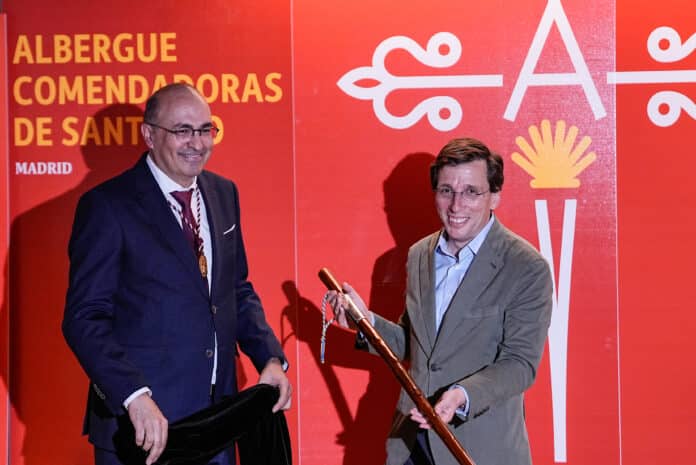 El alcalde, José Luis Martínez-Almeida junto al presidente de la Asociación del Camino de Santiago de Astorga, Juan Carlos Pérez Cabezas