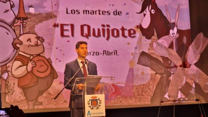 El consejero Emilio Viciana en la clausura de Los Martes de El Quijote en Alcalá de Henares