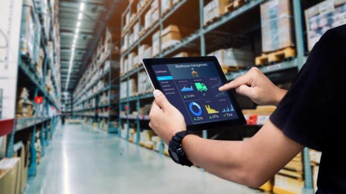 almacén con persona manejando una tablet