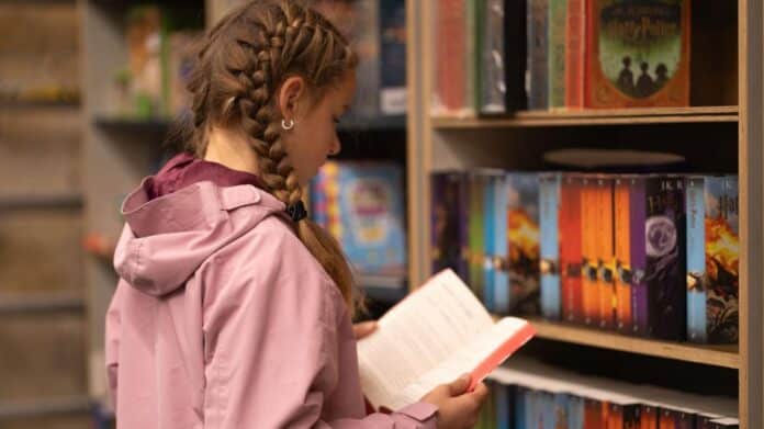 Una niña leyendo