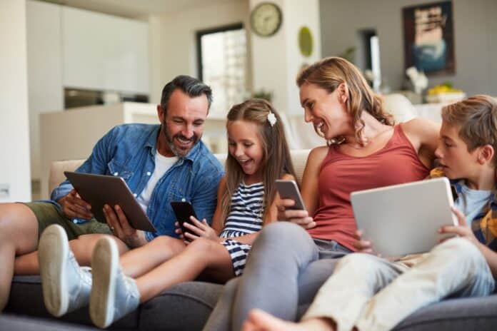 Cuando el aburrimiento digitaliza el ocio: cómo evitar el exceso de pantallas durante el tiempo libre
