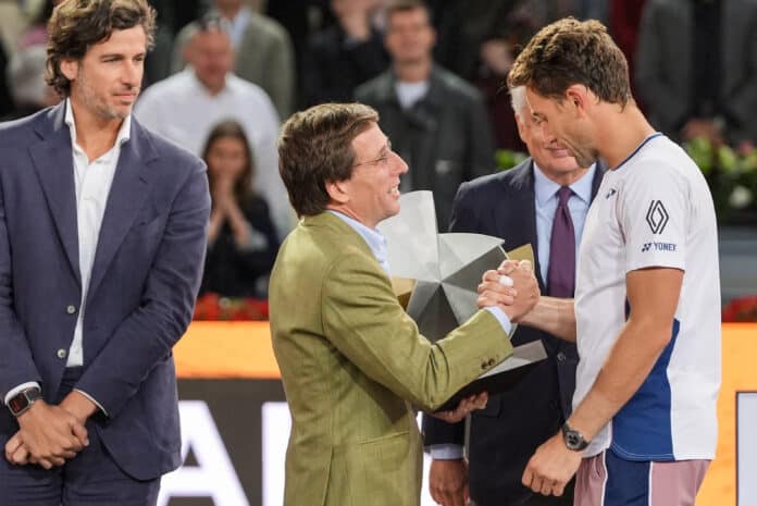 Almeida entrega el trofeo a Casper Ruud