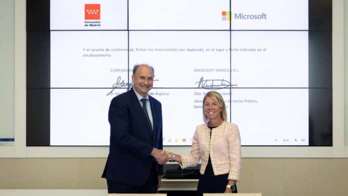 El consejero Miguel López-Valverde durante la firma de un acuerdo de colaboración con Microsoft