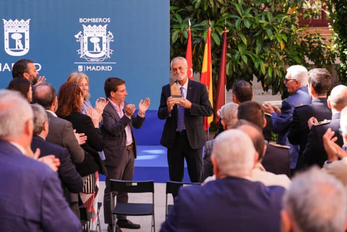 El alcalde de Madrid, José Luis Martínez-Almeida, junto a Rafael Ferrándiz, jefe del Cuerpo de Bomberos recientemente jubilado