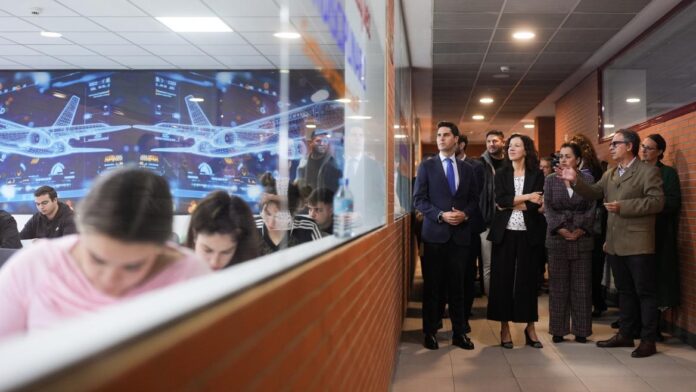 El consejero Emilio Viciana con la vicepresidenta de la Comisión Europea Roxana Minzatu durante su visita al Instituto Raúl Vázquez