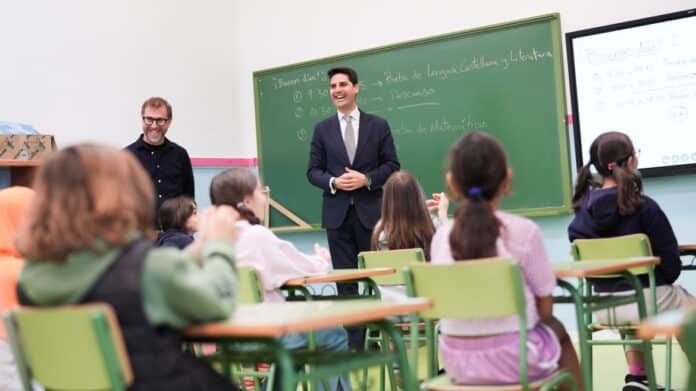 El consejero Emilio Viciana durante su visita al colegio público Emilia Pardo Bazán