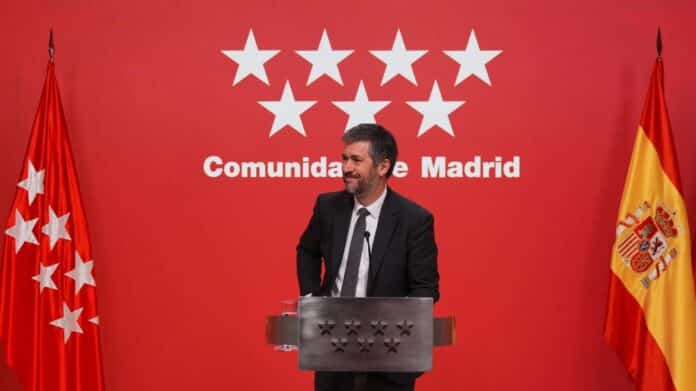 El portavoz Miguel Ángel García Martín atiende a los medios de comunicación desde la Real Casa de Correos