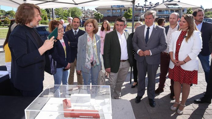 El viceconsejero José Antonio Sánchez durante su visita en Galapagar a las obras de construcción del nuevo Centro de Servicios Sociales