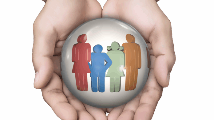 Manos que protegen una familia