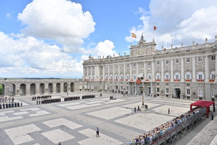 Cambio de guardia en el Palacio Real de Madrid.