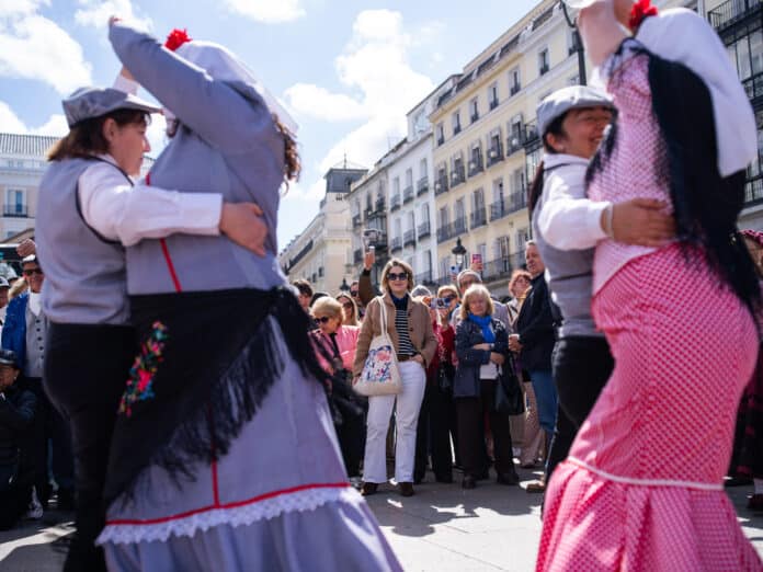 Chulapos y chulapas han participado en el pasacalles 