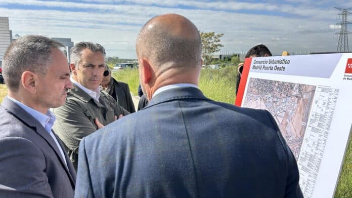 El consejero Carlos Novillo durante su visita a los terrenos del consorcio urbanístico Madrid Puerta Oeste