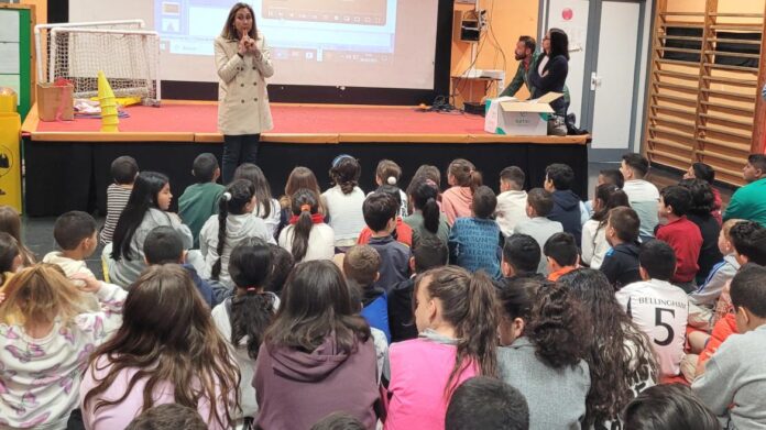 La directora médico de un hospital habla con alumnos de un colegio
