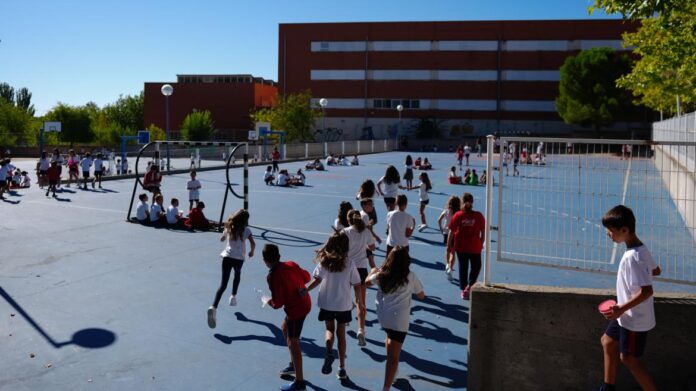alumnos jugando en un patio de colegio