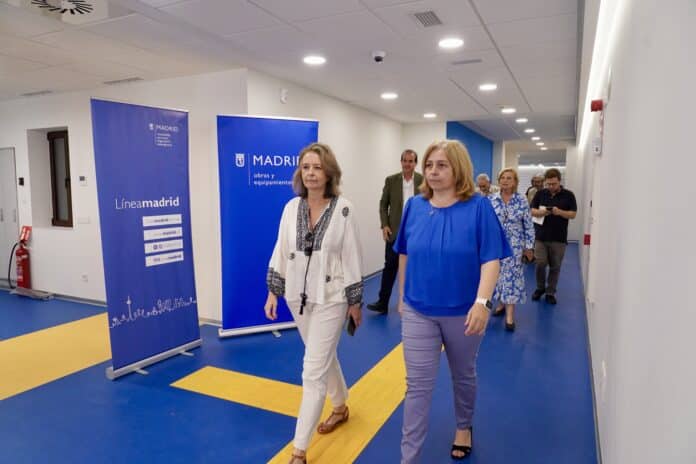 La vicealcaldesa, Inma Sanz; la delegada de Obras y Equipamientos, Paloma García Romero; y la concejala de Salamanca, Cayetana Hernández de la Riva; durante su visita a la nueva OAC del barrio