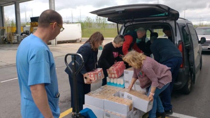 Imagen de la entrega de 694 kilos de alimento a Juventudes Hospitalarias de Parla