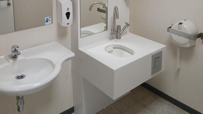 imagen de un aseo adaptado para personas con ostomía en el Hospital Universitario Infanta Cristina