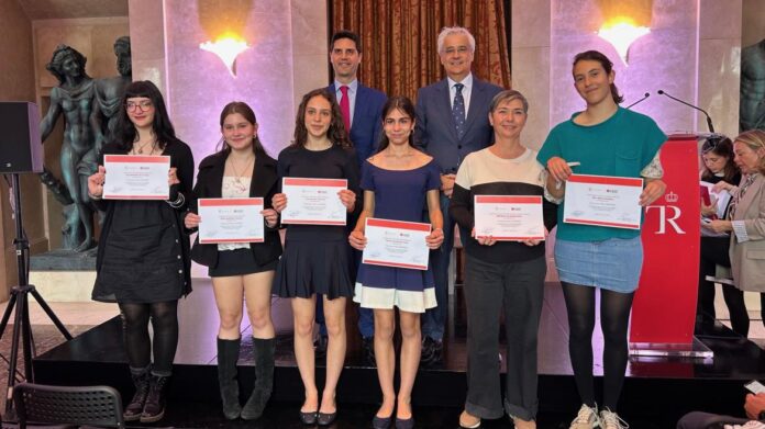 El consejero Emilio Viciana durante la entrega de los diplomas a los centros escolares ganadores del concurso didáctico EsÓpera