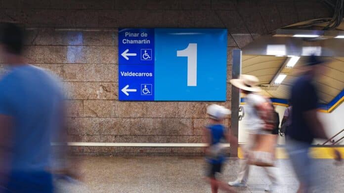 Pasillos de una estación de Metro de la línea 1