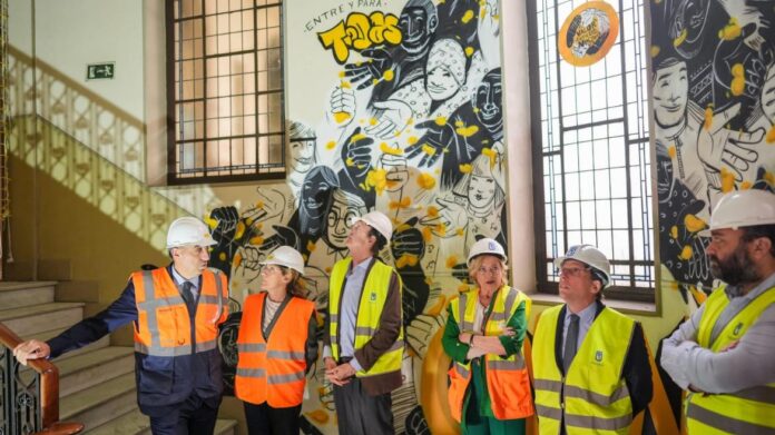 La comitiva durante la visita al edificio