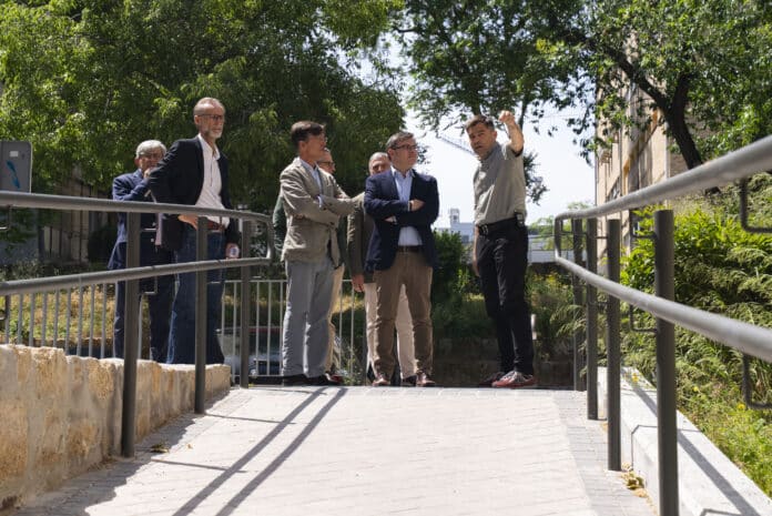 El delegado de Políticas de Vivienda y presidente de EMVS Madrid, Álvaro González, junto al concejal de FUencarral-El Pardo, José Antonio Martínez Páramo, durante su visita a las obras de rehabilitación urbana que EMVS Madrid