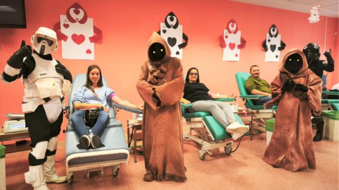 Ciudadanos donando sangre