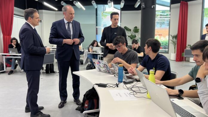 El consejero Miguel López-Valverde durante el I Hackathon